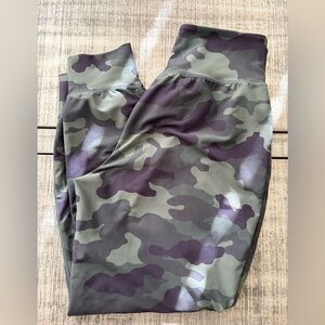Old Navy Green and Black Camo Kids Leggings- camo print